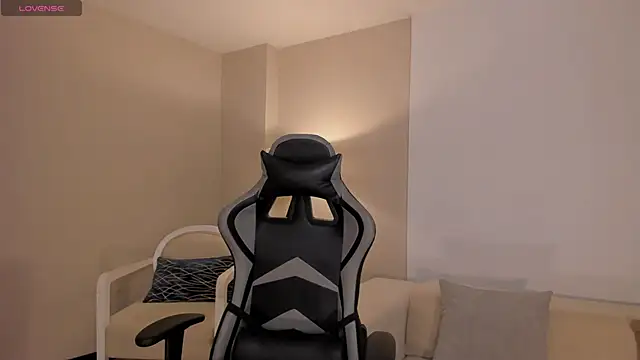 EllaClark online show from 11/18/25, 07:18