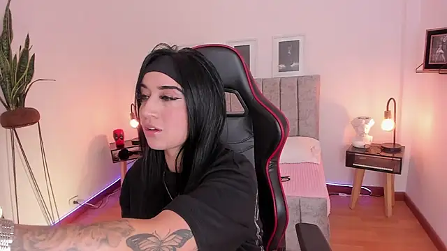 EmmyEvans1 online show from 01/27/25, 07:46