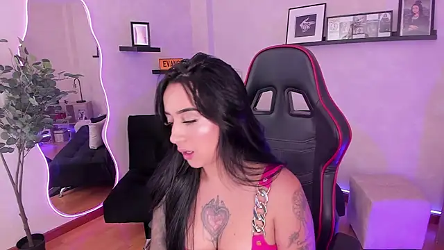 EmmyEvans1 online show from 09/15/25, 07:47