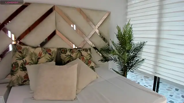 tati saldarriaga online show from 10/16/25, 09:27