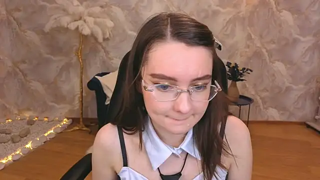 Snapshot of CloudGrace chatting on 10/22/25, 03:18 CloudGrace online show from 10/22/25, 03:18