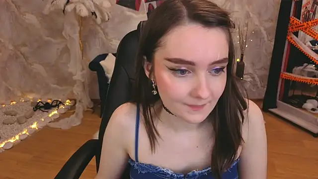 Snapshot of CloudGrace chatting on 10/29/25, 06:20 CloudGrace online show from 10/29/25, 06:20