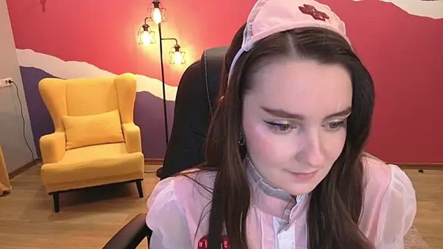 Snapshot of CloudGrace chatting on 11/18/25, 06:12 CloudGrace online show from 11/18/25, 06:12