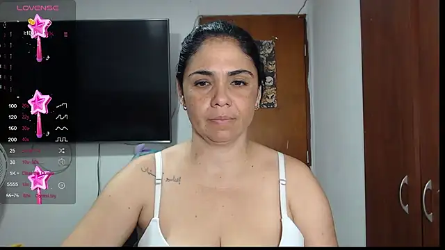 Snapshot of selena_ferri chatting on 02/14/25, 02:50 selena ferri online show from 02/14/25, 02:50