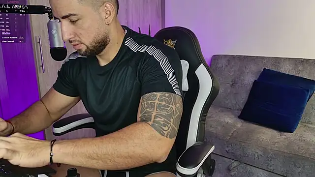 Snapshot of mr_david_cox chatting on 02/13/25, 01:26 mr david cox online show from 02/13/25, 01:26