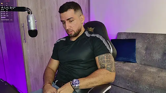 Snapshot of mr_david_cox chatting on 02/14/25, 12:51 mr david cox online show from 02/14/25, 12:51