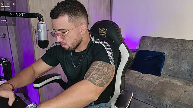 Snapshot of mr_david_cox chatting on 02/28/25, 01:15 mr david cox online show from 02/28/25, 01:15