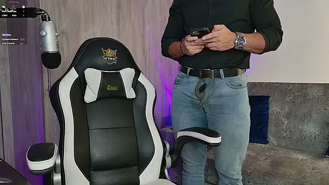 Snapshot of mr_david_cox chatting on 03/06/25, 12:43 mr david cox online show from 03/06/25, 12:43