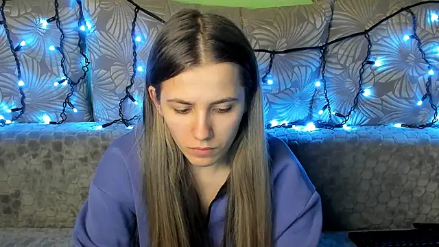 Snapshot of MaggieCake chatting on 12/12/24, 03:43 MaggieCake online show from 12/12/24, 03:43