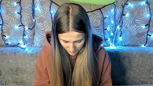 Snapshot of MaggieCake chatting on 12/26/24, 12:57 MaggieCake online show from 12/26/24, 12:57