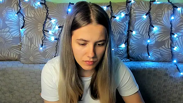 Snapshot of MaggieCake chatting on 10/15/25, 11:49 MaggieCake online show from 10/15/25, 11:49