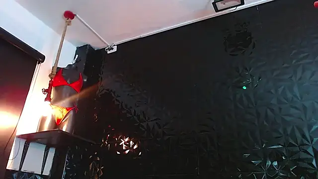 Snapshot of PINK__LOLA1 chatting on 12/19/24, 01:39 PINK LOLA1 online show from 12/19/24, 01:39