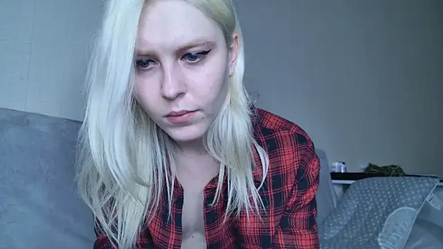 Snapshot of Evelyn_rabbit chatting on 03/08/25, 11:27 Evelyn rabbit online show from 03/08/25, 11:27