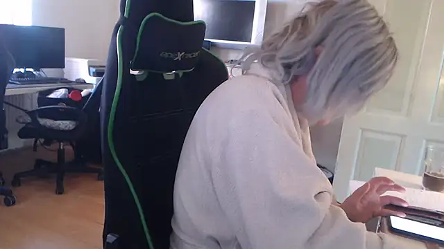 Snapshot of kathrin193 chatting on 02/18/25, 02:38 kathrin193 online show from 02/18/25, 02:38