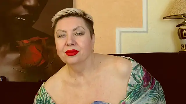 Snapshot of LadyPosh chatting on 12/18/24, 10:02 LadyPosh online show from 12/18/24, 10:02