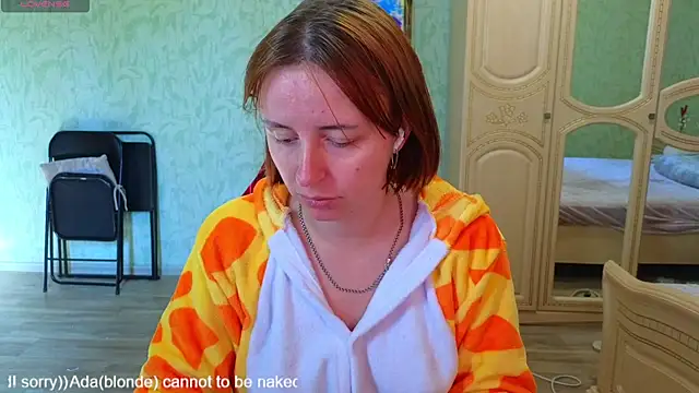 Snapshot of DanaMartina chatting on 10/24/25, 10:00 DanaMartina online show from 10/24/25, 10:00