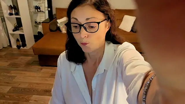 Snapshot of CaringSophie chatting on 11/22/25, 05:12 CaringSophie online show from 11/22/25, 05:12