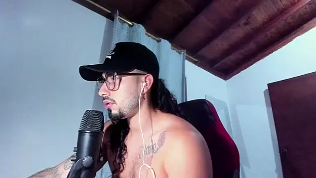 Snapshot of Baky_sexy chatting on 10/14/25, 05:41 Baky sexy online show from 10/14/25, 05:41