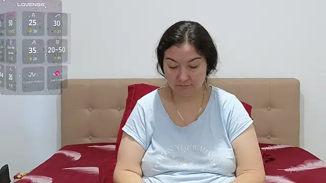 Snapshot of BBW_MILF_4U chatting on 10/23/25, 06:34 BBW MILF 4U online show from 10/23/25, 06:34