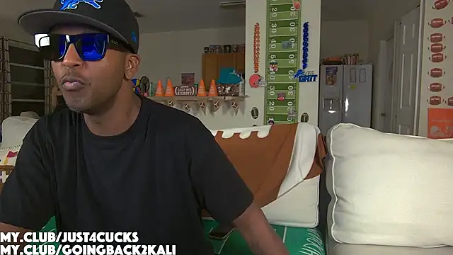 Snapshot of boomboomr00m chatting on 10/21/25, 02:12 boomboomr00m online show from 10/21/25, 02:12