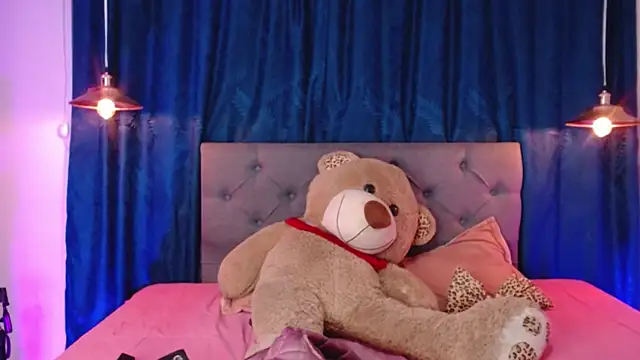 sarah lovesu online show from 10/21/25, 03:24