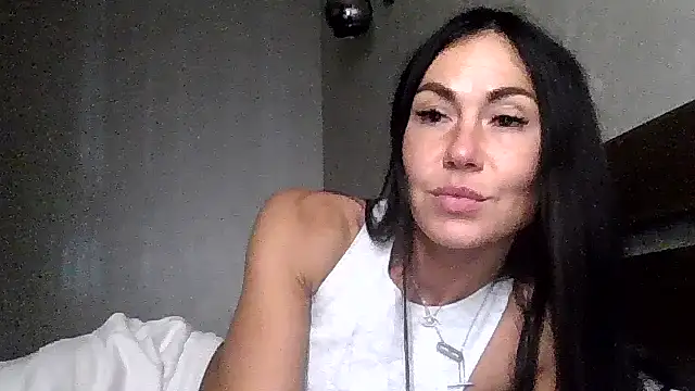 JulianaGold1 online show from 10/18/25, 07:14