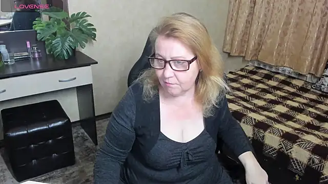 Snapshot of Frau_Marta chatting on 12/14/24, 01:27 Frau Marta online show from 12/14/24, 01:27