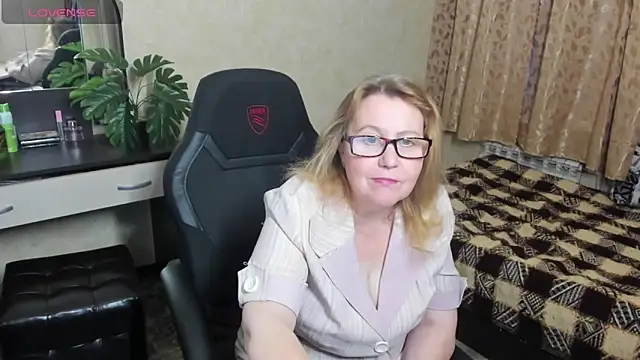 Snapshot of Frau_Marta chatting on 12/20/24, 01:22 Frau Marta online show from 12/20/24, 01:22