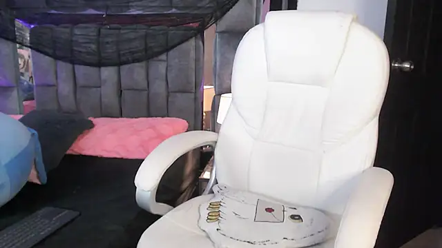 Snapshot of Christaly_ chatting on 10/24/25, 10:06 Christaly online show from 10/24/25, 10:06