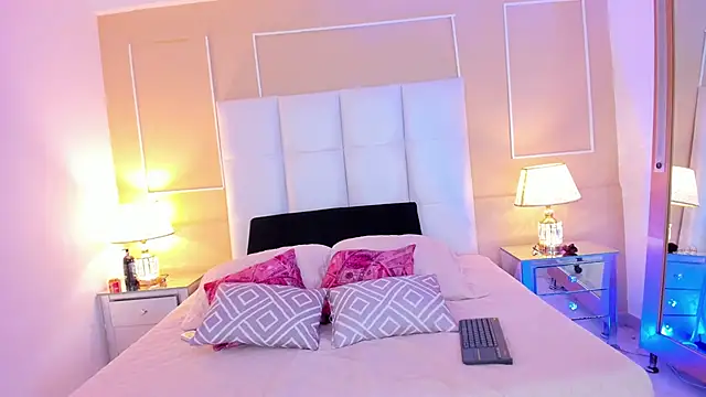 Zoe Evans  online show from 10/17/25, 12:19