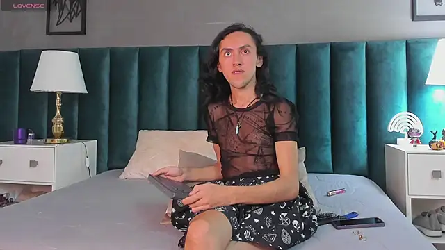 Snapshot of Karol_fenixx chatting on 02/14/25, 02:23 Karol fenixx online show from 02/14/25, 02:23