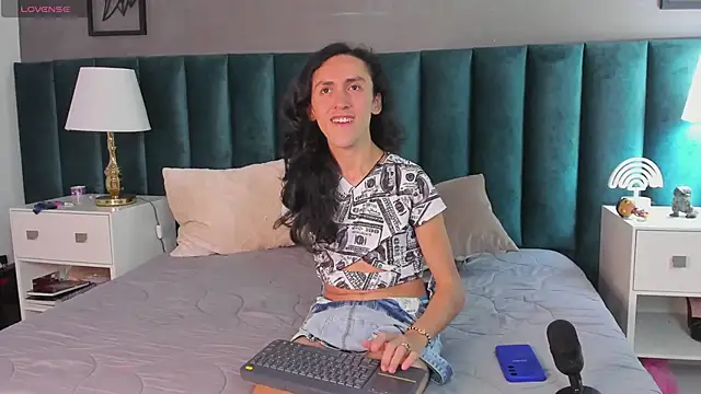 Snapshot of Karol_fenixx chatting on 02/25/25, 04:42 Karol fenixx online show from 02/25/25, 04:42