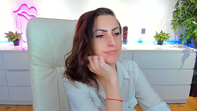 Rebecca Diamond online show from 02/03/25, 06:34