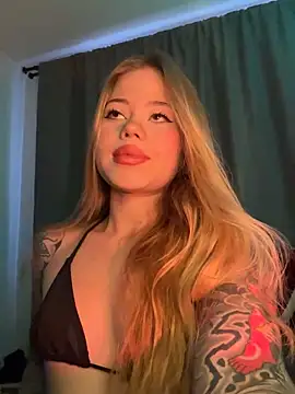 Snapshot of curchez_ chatting on 12/17/24, 10:22 curchez online show from 12/17/24, 10:22
