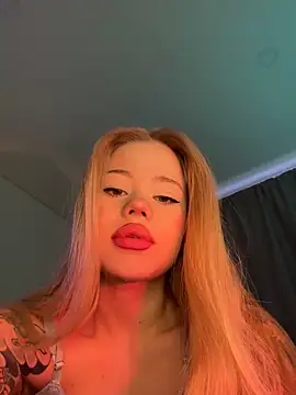 Snapshot of curchez_ chatting on 12/18/24, 10:24 curchez online show from 12/18/24, 10:24