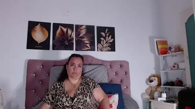 Snapshot of -helen chatting on 09/24/25, 08:12 -helen online show from 09/24/25, 08:12