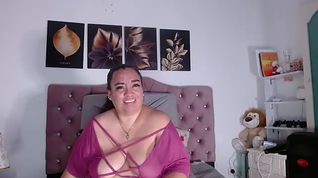 Snapshot of -helen chatting on 10/21/25, 05:30 -helen online show from 10/21/25, 05:30