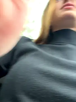 Snapshot of -AngelAri- chatting on 10/05/25, 09:07 -AngelAri- online show from 10/05/25, 09:07