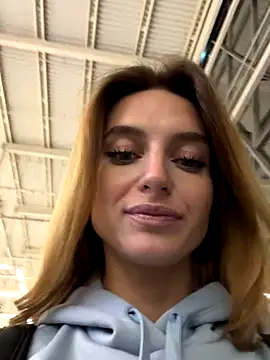 Snapshot of -AngelAri- chatting on 10/15/25, 09:04 -AngelAri- online show from 10/15/25, 09:04