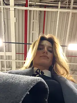 Snapshot of -AngelAri- chatting on 10/18/25, 09:04 -AngelAri- online show from 10/18/25, 09:04