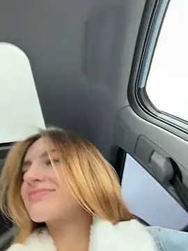 Snapshot of -AngelAri- chatting on 10/26/25, 09:15 -AngelAri- online show from 10/26/25, 09:15