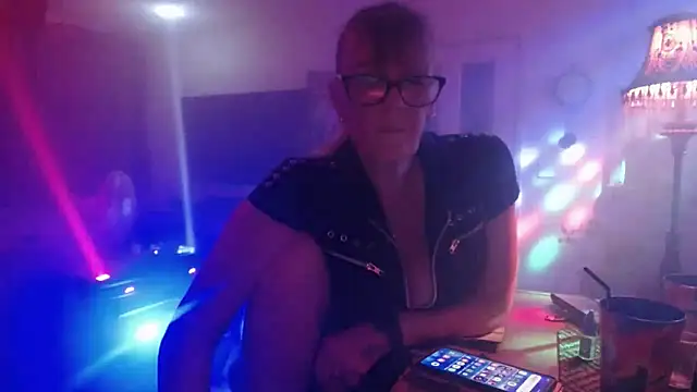 Snapshot of COUPLE4VOYEUR01 chatting on 09/20/25, 07:04 COUPLE4VOYEUR01 online show from 09/20/25, 07:04