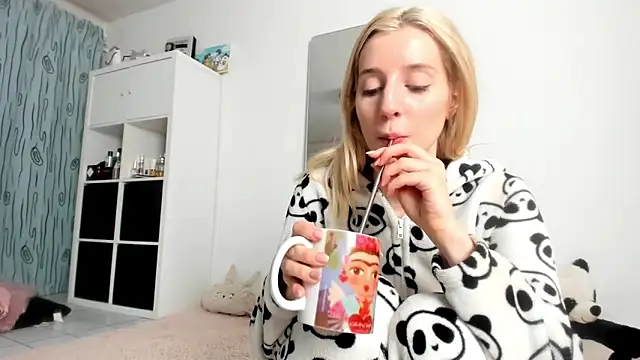 KenzieDawton online show from 10/08/25, 05:49