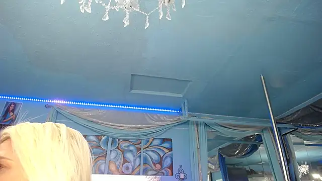 Snapshot of ADRIANNA_FOX chatting on 10/14/25, 07:03 ADRIANNA FOX online show from 10/14/25, 07:03