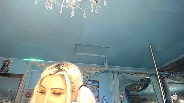 Snapshot of ADRIANNA_FOX chatting on 11/03/25, 08:59 ADRIANNA FOX online show from 11/03/25, 08:59