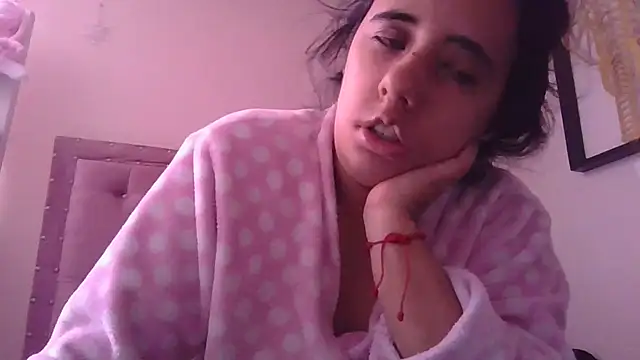 Snapshot of annarose19 chatting on 10/27/25, 05:28 annarose19 online show from 10/27/25, 05:28