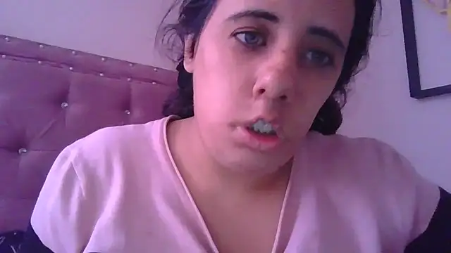 Snapshot of annarose19 chatting on 11/19/25, 04:51 annarose19 online show from 11/19/25, 04:51