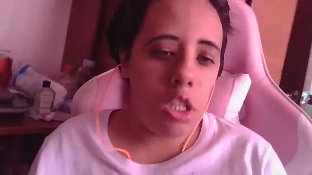 Snapshot of annarose19 chatting on 11/22/25, 05:56 annarose19 online show from 11/22/25, 05:56