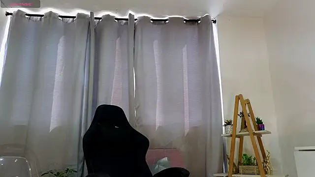 Snapshot of bella__adams chatting on 02/19/25, 09:25 bella adams online show from 02/19/25, 09:25