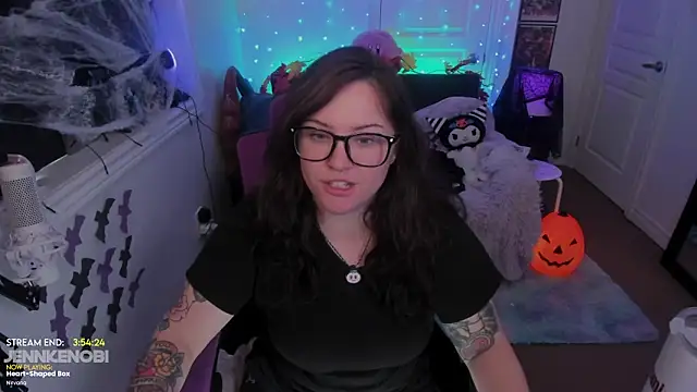 Snapshot of JennKenobi chatting on 10/28/25, 02:42 JennKenobi online show from 10/28/25, 02:42